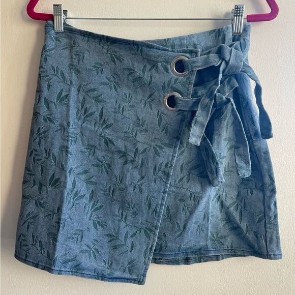 Urban Outfitters Lumiere Denim Tea Leaf Mini Skirt Size Large NWT - Picture 1 of 9